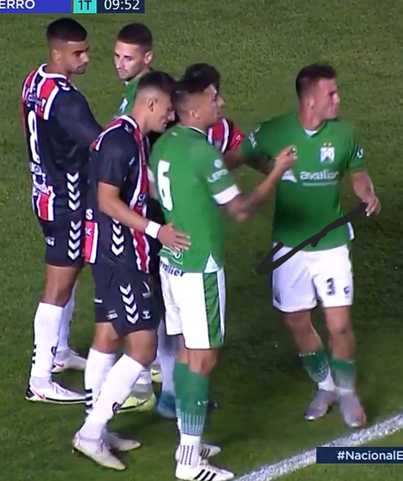 Perdón mi ignorancia...
La <a href="/afa/">AFA</a> obliga a los jugadores de futbol a contarse el pelito con máquina y en degradé ? O es una simple casualidad que ocurre en los cientos de equipos profesionales de fútbol?