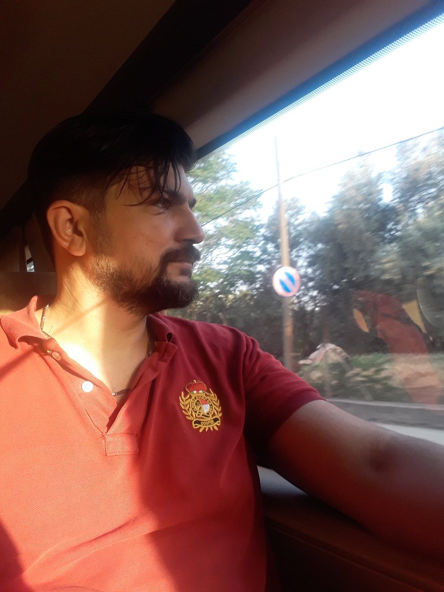 Tolstoy'a göre; tüm muhteşem hikayeler iki şekilde başlar: “ya bir insan bir yolculuğa çıkar, ya da şehre bir yabancı gelir..