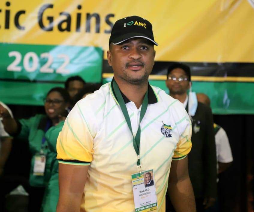 BT_Sidyani's tweet photo. "Jik' ujong' u Babalo ,iyhoo ikhonintwe zokwenzeka" π£οΈπ£οΈ
This fellow has shaken politics of the EC, it's not business as usual. The establishment is being contested. No matter the outcome, I applaud him and the collective. Ngutyana! βπΎ β¬π©π¨ #ANCEC #BM22 #ServeNow https://t.co/lvV3WRfuXZ