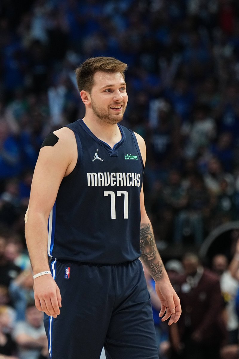 BleacherReport's tweet photo. Mavericks tie up the series 2-2 🔥 

Luka:

26 PTS
7 REB
11 AST
4 STL https://t.co/gRyn4J25LP