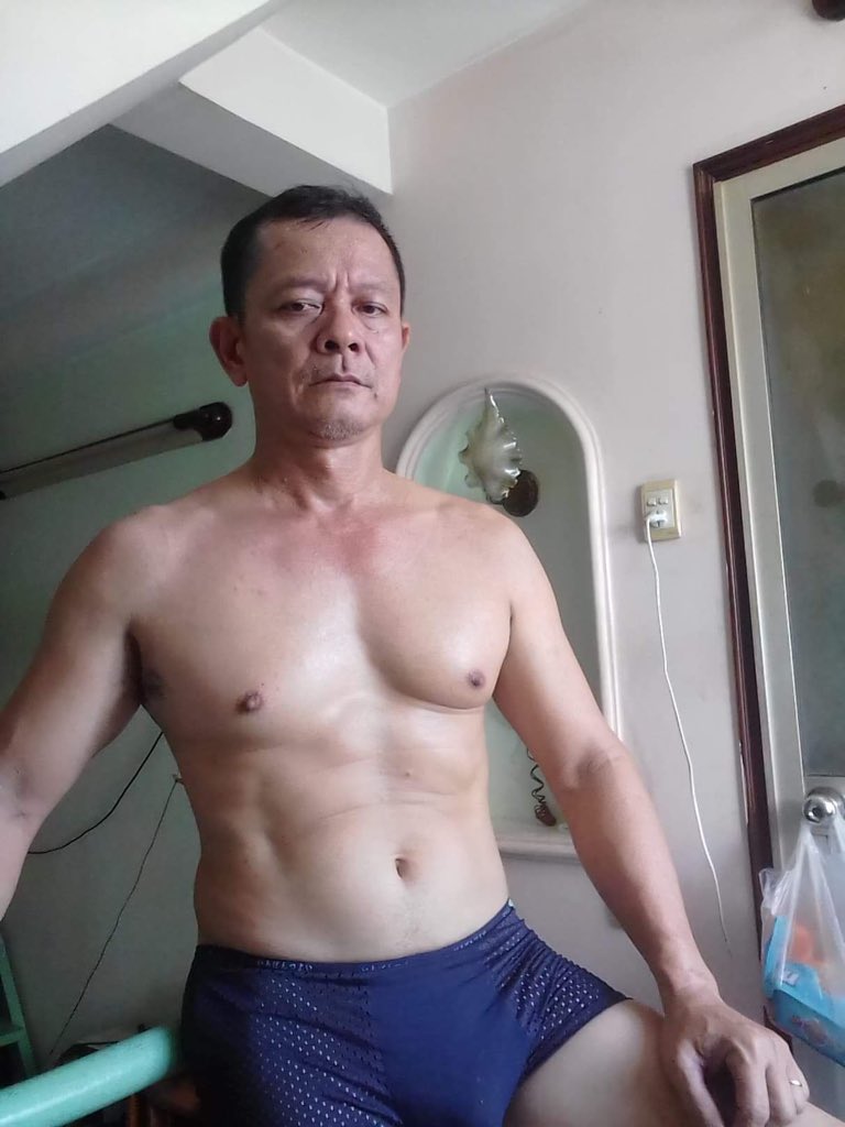 DaddyDan55's tweet photo. Si daddy rod magisa lang daw siya sa bahay gusto niya daw ako pumunta kaso malayo pangasinan siya..isang sundalo sarap pa naman niya..sunod siya nalang daw pupunta ng manila para lang matikman niya daw kung paano maging bottom..abangan! https://t.co/H94iAdB744