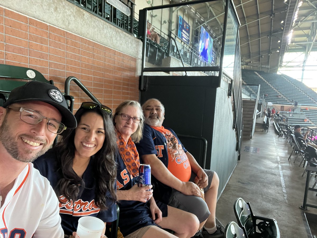 AbdulAb45258458's tweet photo. Team Willowbrook wishing all the “Moms” out there a Happy Mother’s Day. My daughter treated her mother to an Astros game and I tagged along. #81 signifies the year I became a UPSERs. 
#UPSProud
#WillowbrookStrong
#WillowBest
@SoCalLeaders 
@UPSers 
@JohnSzilagyi2 
@vanity_lugo https://t.co/bGKqZehvU5