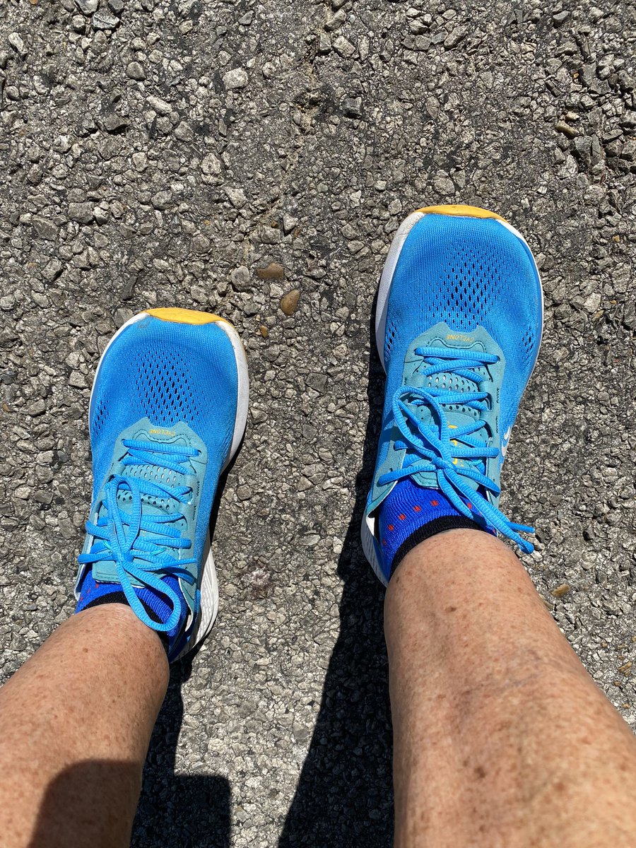 MelindaHoward4's tweet photo. Seen on today’s run:
They’re not blue swede shoes but they’re pretty amazing!!! Topo Athletic #Cyclone #IRun4Aiden #movebetternaturally https://t.co/UCHWfwBcWF