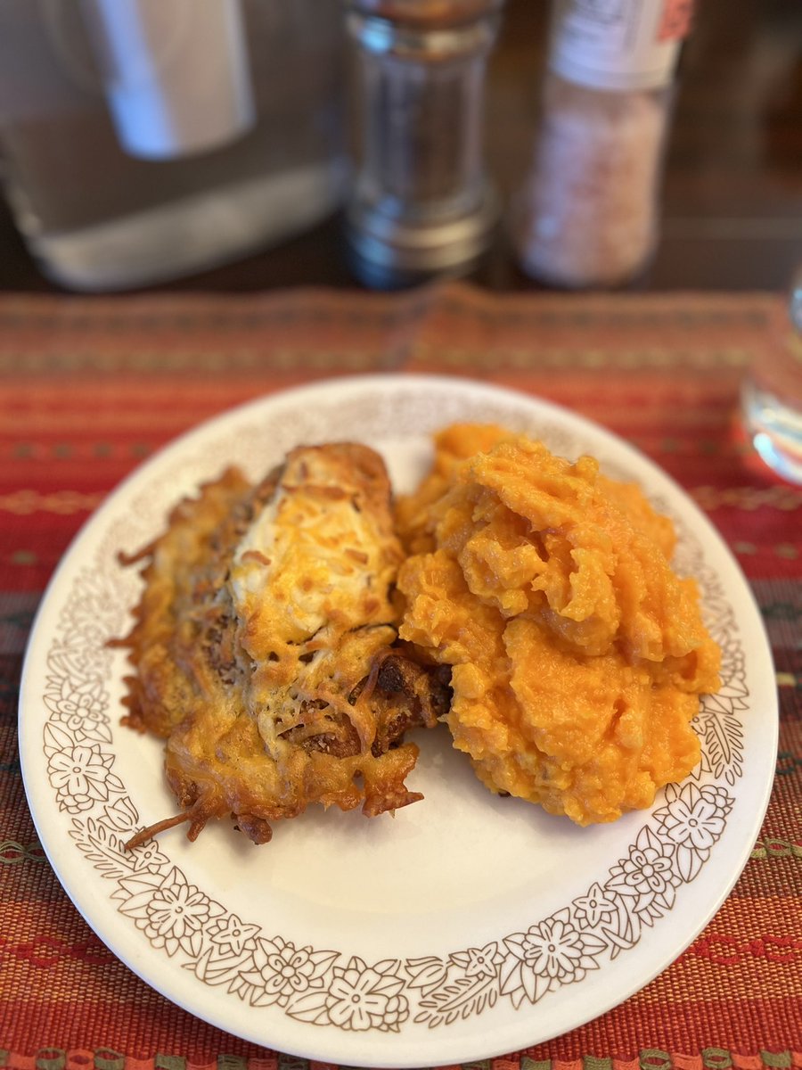 dawn_kimmy_nl's tweet photo. Iβm lucky tonight, I had left over broccoli soup for my starter, and I made cheddar/mozzarella chicken for my supper! #supperisserved https://t.co/0JxqxRr9WS