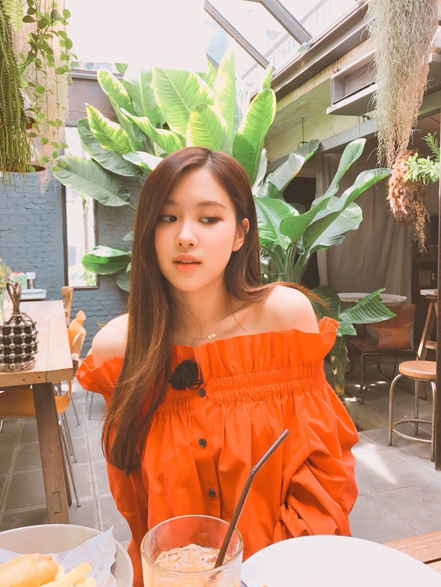 rshourly's tweet photo. #로제 #ROSÉ https://t.co/7omTZX0Ffe