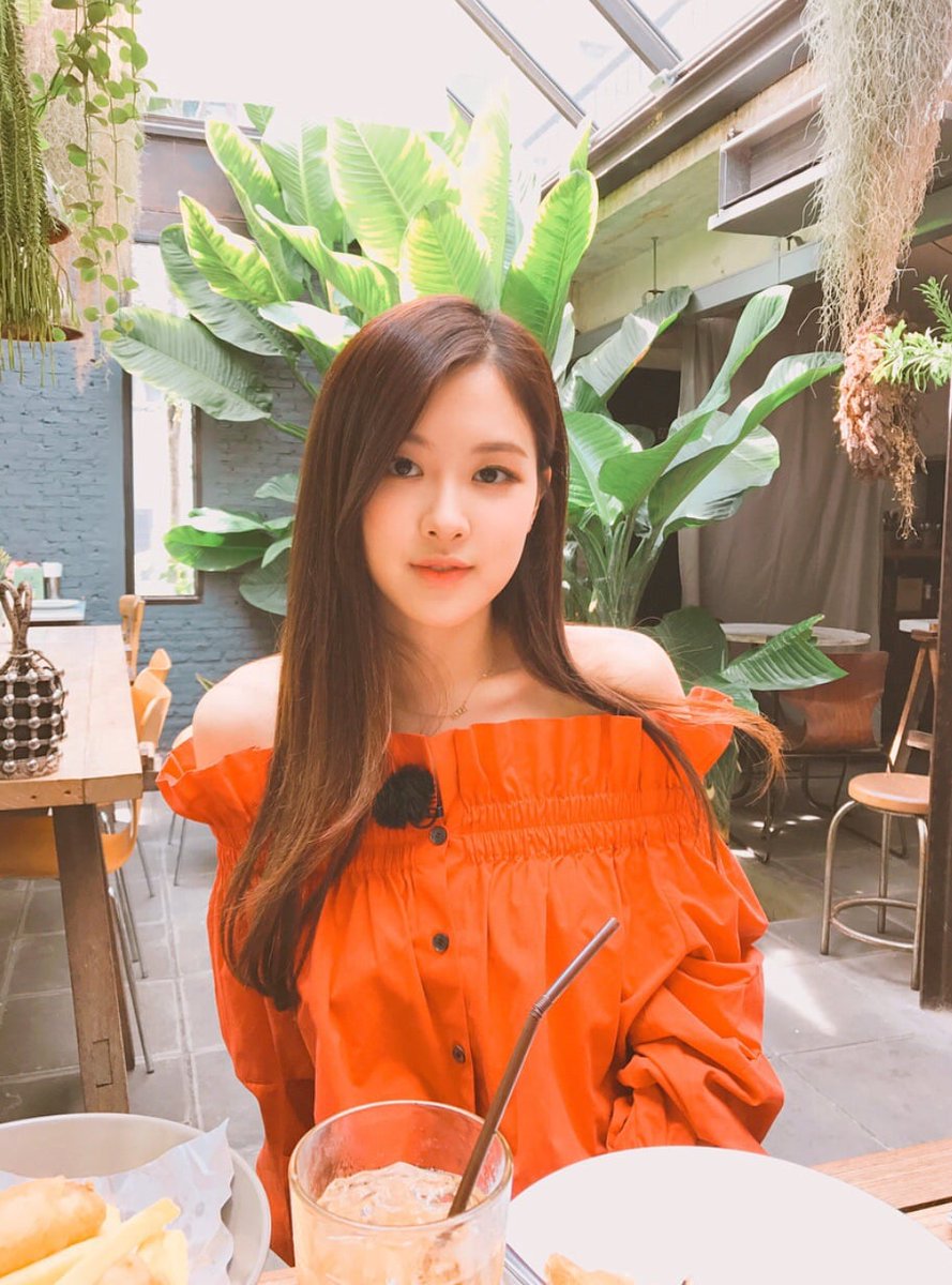 rshourly's tweet photo. #로제 #ROSÉ https://t.co/7omTZX0Ffe