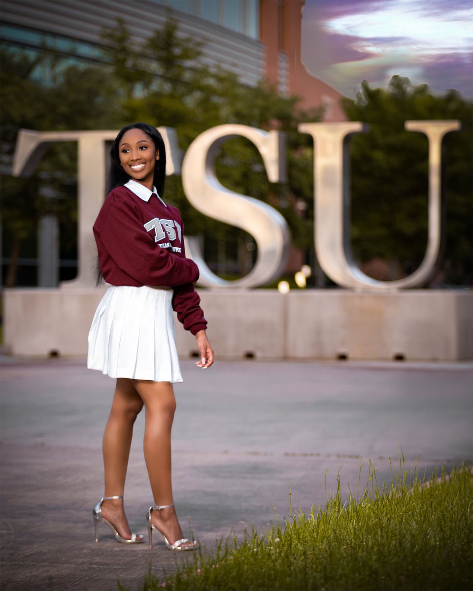 keepingupwty123's tweet photo. A tassel for all the hassle 🎓            #HBCUgrad #TxSU https://t.co/eefvHC97j4