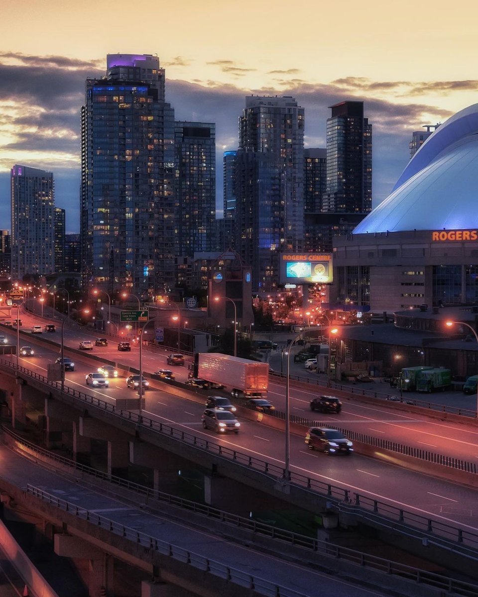 streetsoftrnto's tweet photo. Sunday sunset before Monday’s commute. 

📷: @dntvldz
#StreetsofToronto https://t.co/fmnrQKReMS