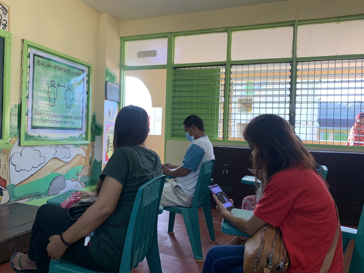 miacconcepcion's tweet photo. LOOK: In Barretto 1 - Elementary School, Olongapo City, voters are beginning to form lines.

For social distancing, each precinct has a designated waiting space. | @MovePH #PHVote #WeDecide https://t.co/McVgHG42jd