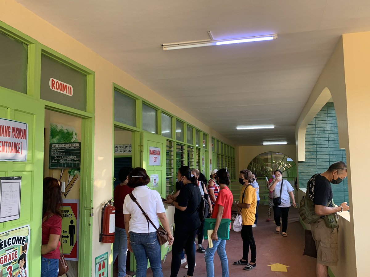 miacconcepcion's tweet photo. LOOK: In Barretto 1 - Elementary School, Olongapo City, voters are beginning to form lines.

For social distancing, each precinct has a designated waiting space. | @MovePH #PHVote #WeDecide https://t.co/McVgHG42jd