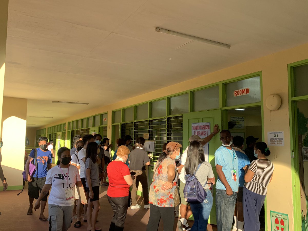 miacconcepcion's tweet photo. LOOK: In Barretto 1 - Elementary School, Olongapo City, voters are beginning to form lines.

For social distancing, each precinct has a designated waiting space. | @MovePH #PHVote #WeDecide https://t.co/McVgHG42jd