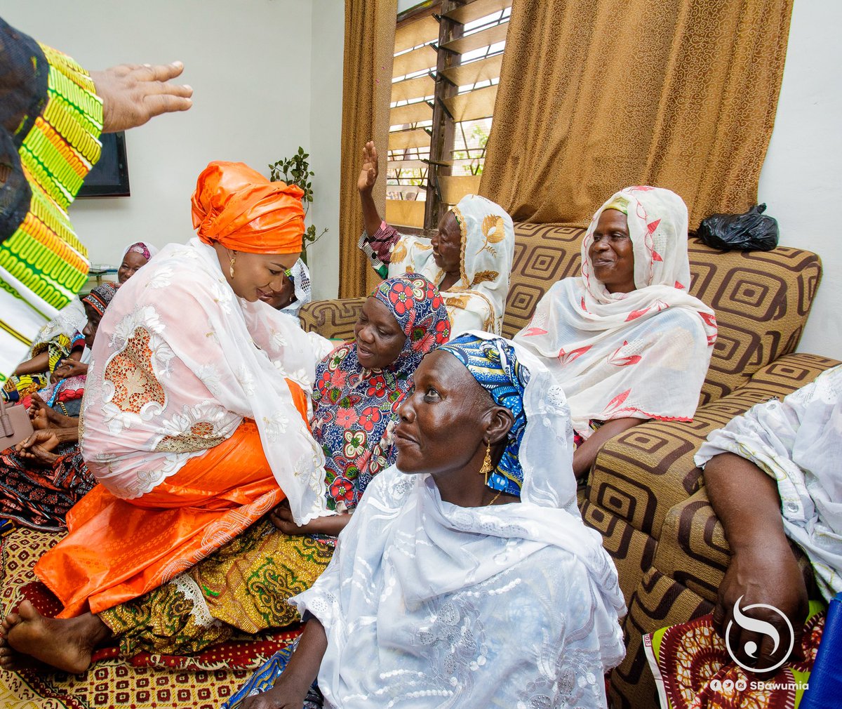 SBawumia's tweet photo. This morning, I joined Hon Fati Abubakar, Deputy Information Minister and several dignitaries for the final Adua after the sad passing of her father, Alhaji Musah Abubakar at Aboaso Zongo in the Kwabre East Municipality. 

May Allah grant him Jannah and strengthen his family. https://t.co/bFJuZl63vK