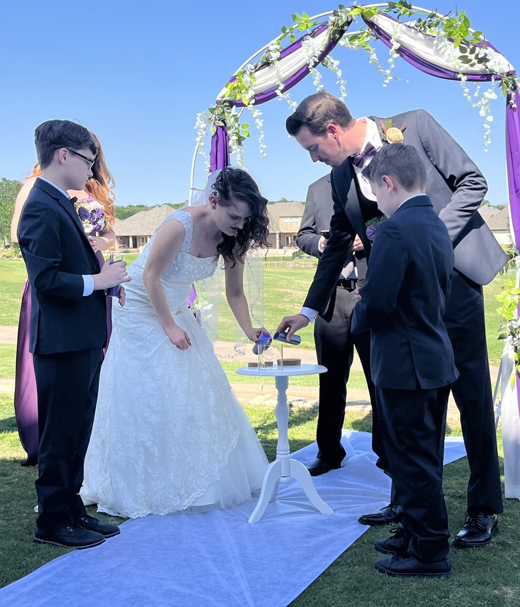 LinConspirators's tweet image. Thread: How @thejen2615 &amp;amp; I gamified our wedding reception leading to a big surprise for our guests. 

For reference, @thejen2615 &amp;amp; I got married last Saturday. It was an amazing day with so many of our friends and family coming out to Granbury, Texas for the festivities.