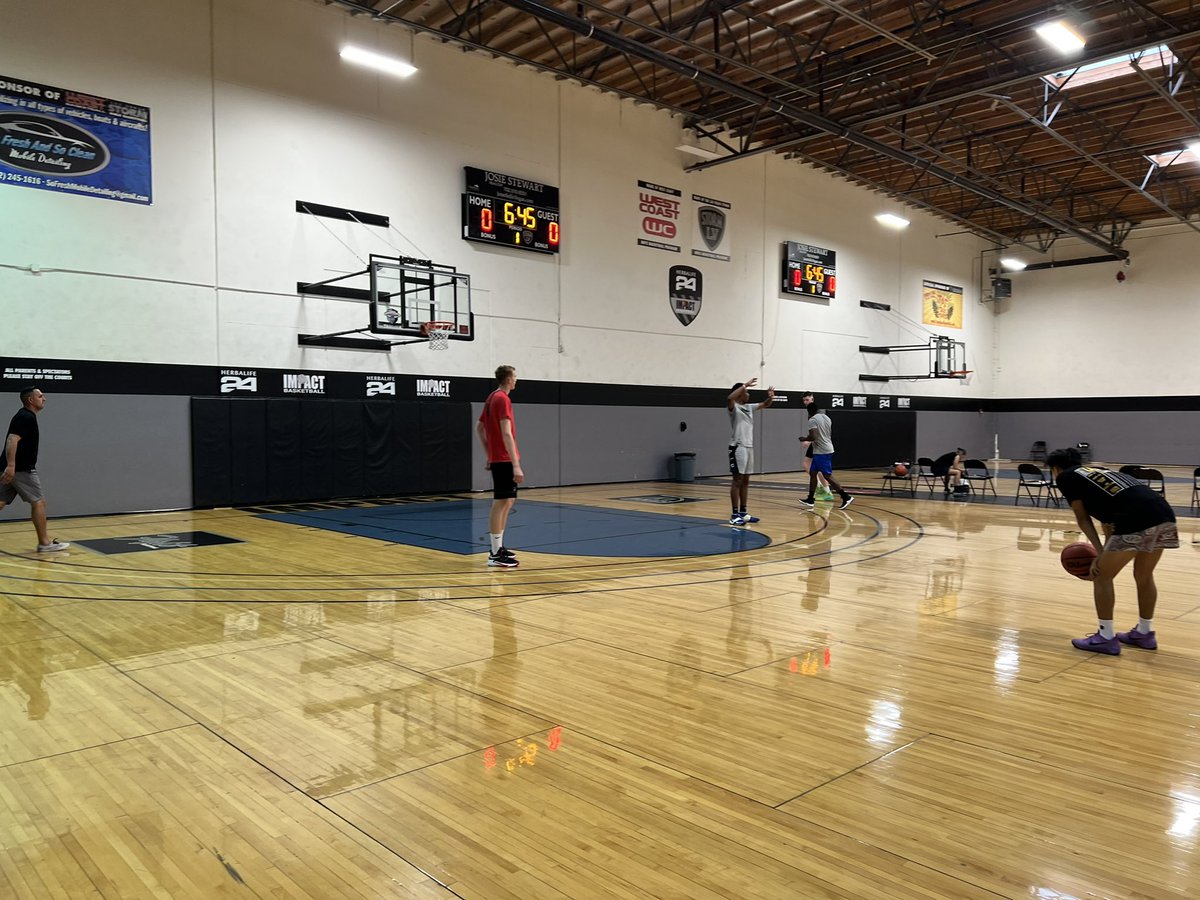 WCSelect16's tweet photo. Putting in extra work. Love it when no one else is in the gym 🙏🏾 #nodaysoff 
@javaresreid @graydonlemke @ellena_cole @jacejninja https://t.co/aA2uL79hDA