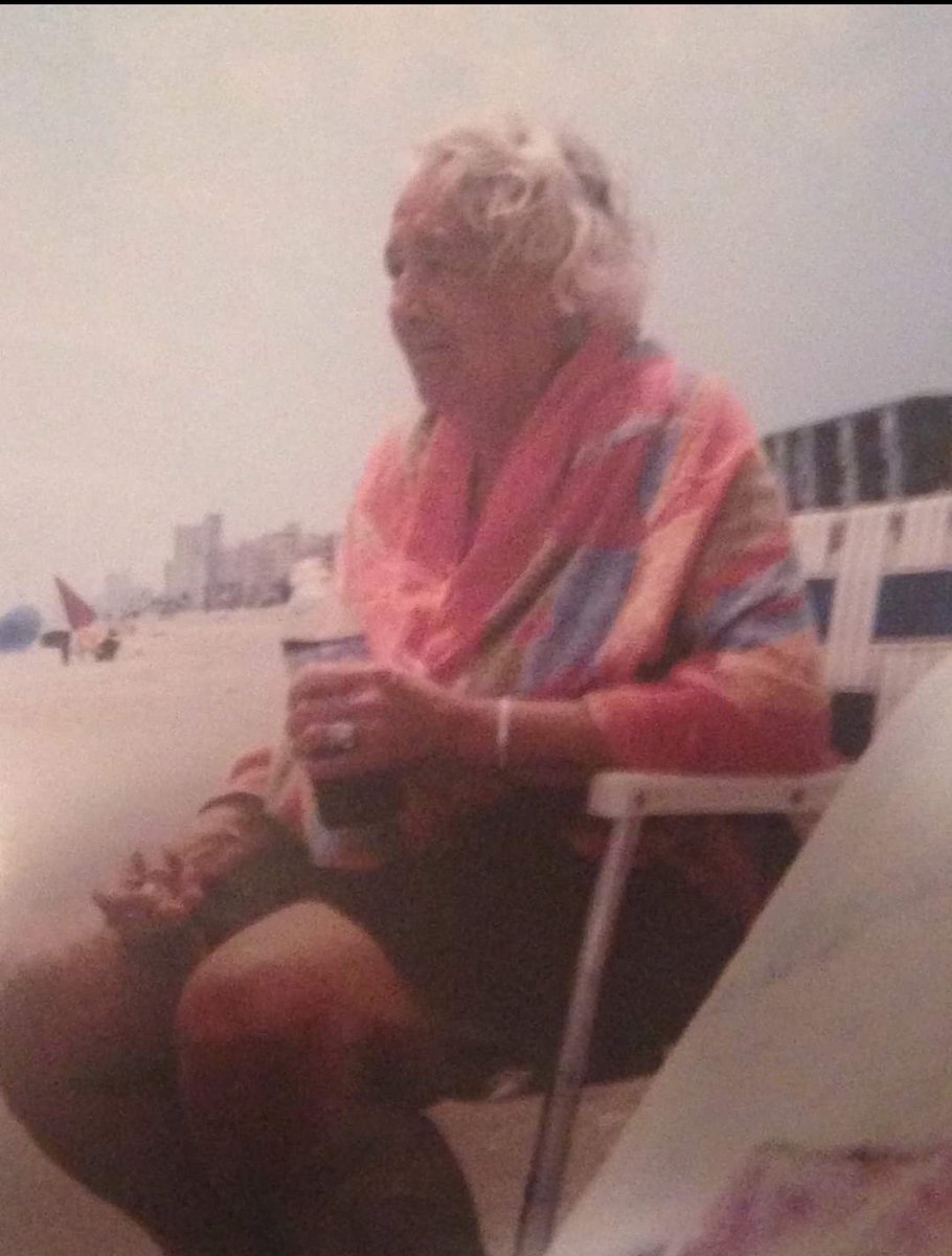 thejohnnyblast's tweet photo. Mom
Chillin' at the beach
Probably thinking about her kids
#NumberOneMom https://t.co/1dDN1TiSll