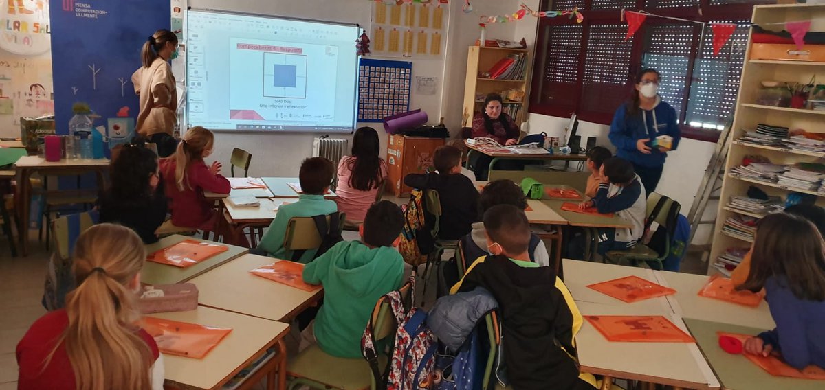 CienciaULL's tweet photo. 🚀El pasado miércoles se llevó acabo en el CEO Manuel de Falla una actividad piloto para la implementación del pensamiento computacional en el contenido curricular. Se enmarca en el proyecto #PiensaComputacionaULLmente @ULL @tfjovenyeduca y está basada en #ComputingCurricula2020. https://t.co/yvgZDHTtXt