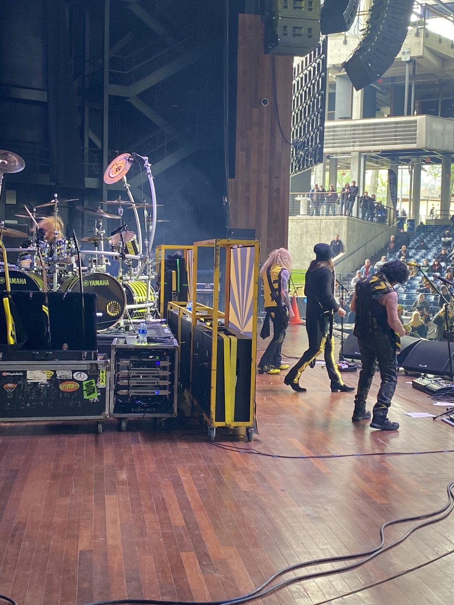 vevo_rock's tweet photo. @Stryper bringing Holy Hell to the @M3RockFestival stage! #vevo #stryper #m3 #vevoretrorock https://t.co/8YBtcabJs2