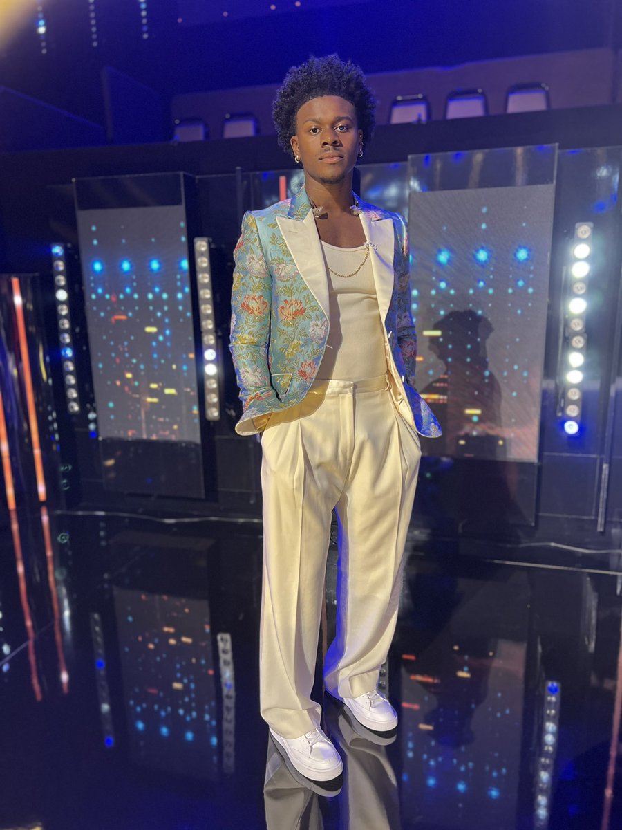 TONIGHT VOTE VOTE VOTE 5pm pt/ 8pm EST. VOTING BEGINS AT THE BEGINNING OF THE EPISODE! Text 5 to 21523. And download the app and vote 10 times and go ti Americanidol.com/vote and vote 10 times! I love y’all !