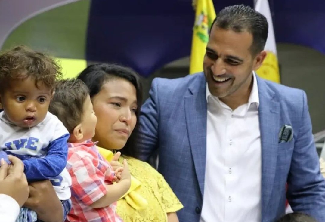 A Elba, mi amada madre, por el esfuerzo y sacrificio para hacer de mí el hombre que hoy soy.

A María, mi amada esposa, por el amor y dedicación que entregas en la crianza de nuestras hijas.

A esas mujeres que forjan el futuro de nuestra Patria.

A todas ¡Feliz día!#MadreEsAmor