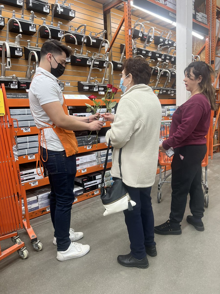 JarvisPledger's tweet photo. Special Happy Mother’s Day to all of the mothers, we handed out 3 dozen Roses today amongst our amazing staff and our amazing customers. Here’s a glimpse of Saul from D70 showing appreciation to the mothers throughout the store. #HappyMothersDay https://t.co/db6kUbBKou