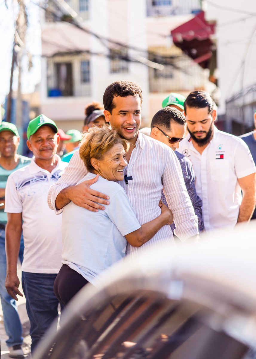 Con la frente en alto, dando la milla extra en la capital ❤️.

Estamos construyendo este proyecto de abajo hacia arriba, poniendo a la gente en el lugar que merece: el centro de todo.

Así lo dejamos claro hoy en el Ensanche Espaillat y el 24 de Abril de la Circ. 3. 👌🏼