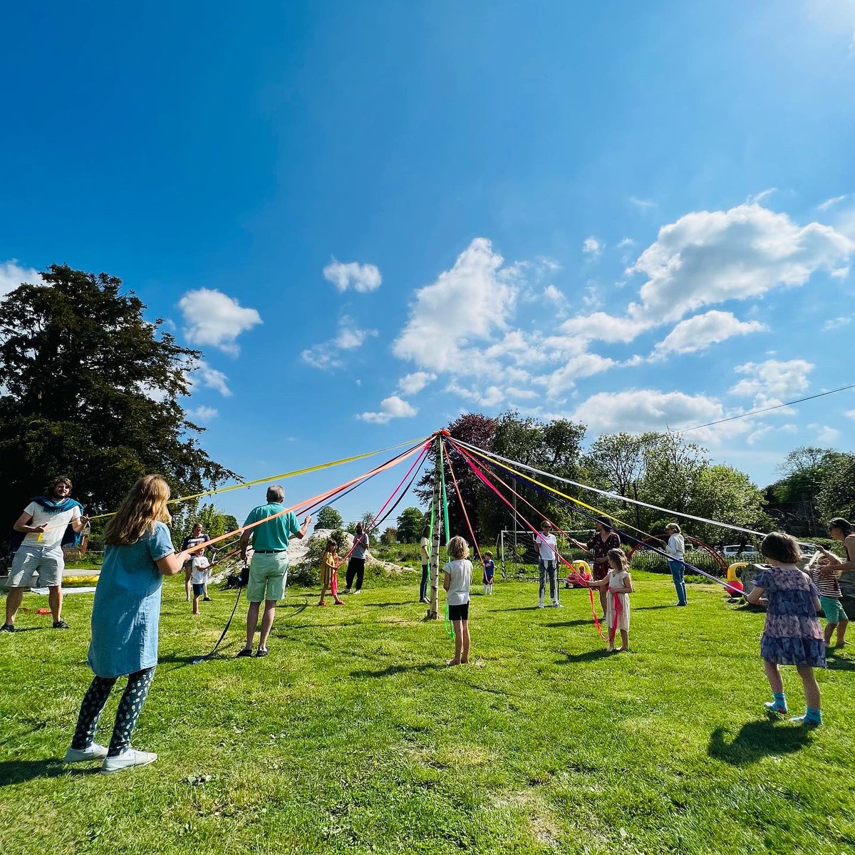 thegobbledegook's tweet photo. Today was brilliant because maypole dancing was involved.
#Maypole. #chettle https://t.co/Ceo1MFZJir
