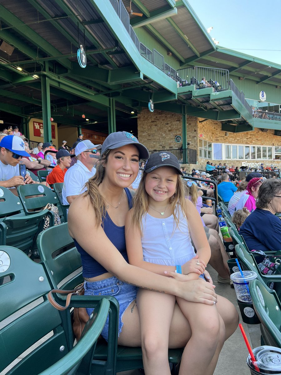 Sverron22's tweet photo. Traditional Mother Day picture. A series featuring the cutest baseball fan. ⚾️😘 https://t.co/OOFTWbG51M