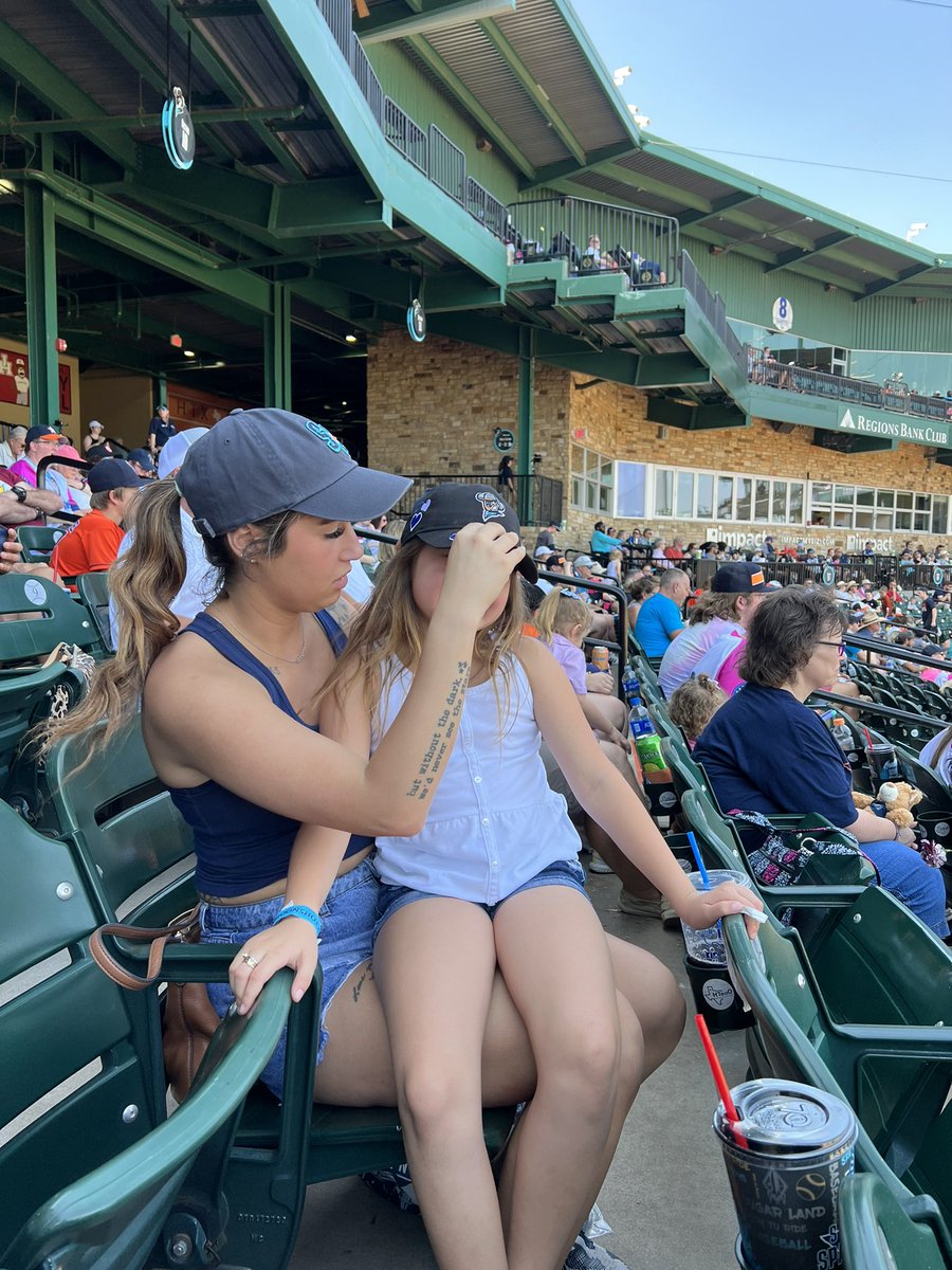 Sverron22's tweet photo. Traditional Mother Day picture. A series featuring the cutest baseball fan. ⚾️😘 https://t.co/OOFTWbG51M