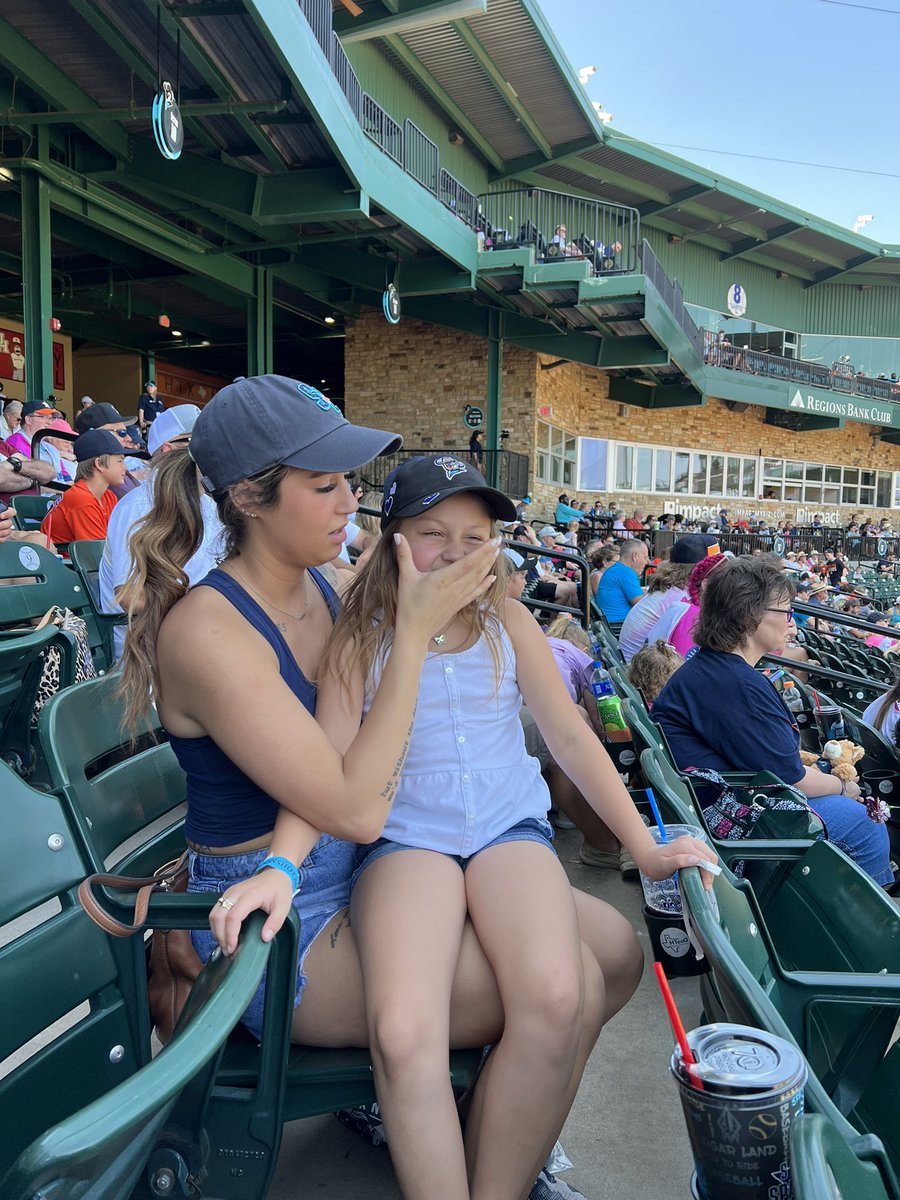 Sverron22's tweet photo. Traditional Mother Day picture. A series featuring the cutest baseball fan. ⚾️😘 https://t.co/OOFTWbG51M