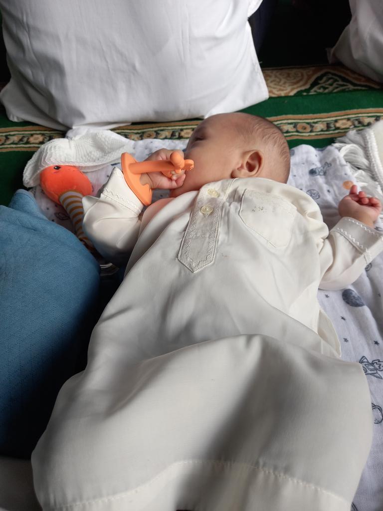AndanTelasih's tweet photo. @naynanana @pidummm Alhamdulillah babyku aku taruk depanku, sempet bbrp kali 'mencep2' mau nangis, tapi noleh arah lain terus diem, nangis lagi noleh ke arah lain terus diem merhatiin apa entah. Fyi pas sholat dirumah aku ujicoba taruk depanku hehe  #4month https://t.co/LCc1awreY8