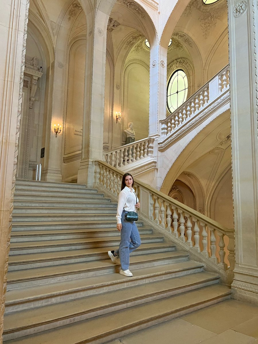 SlarkoMarylou's tweet photo. Touriste à Paris : https://t.co/SyLXhcErs8