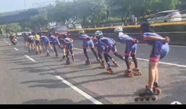 KompasTV's tweet photo. Rombongan Sepatu Roda Melaju di Tengah Jalan Raya, Wagub DKI Nilai Arogan https://t.co/5qy0wF2AKI https://t.co/up4kr4ipSf