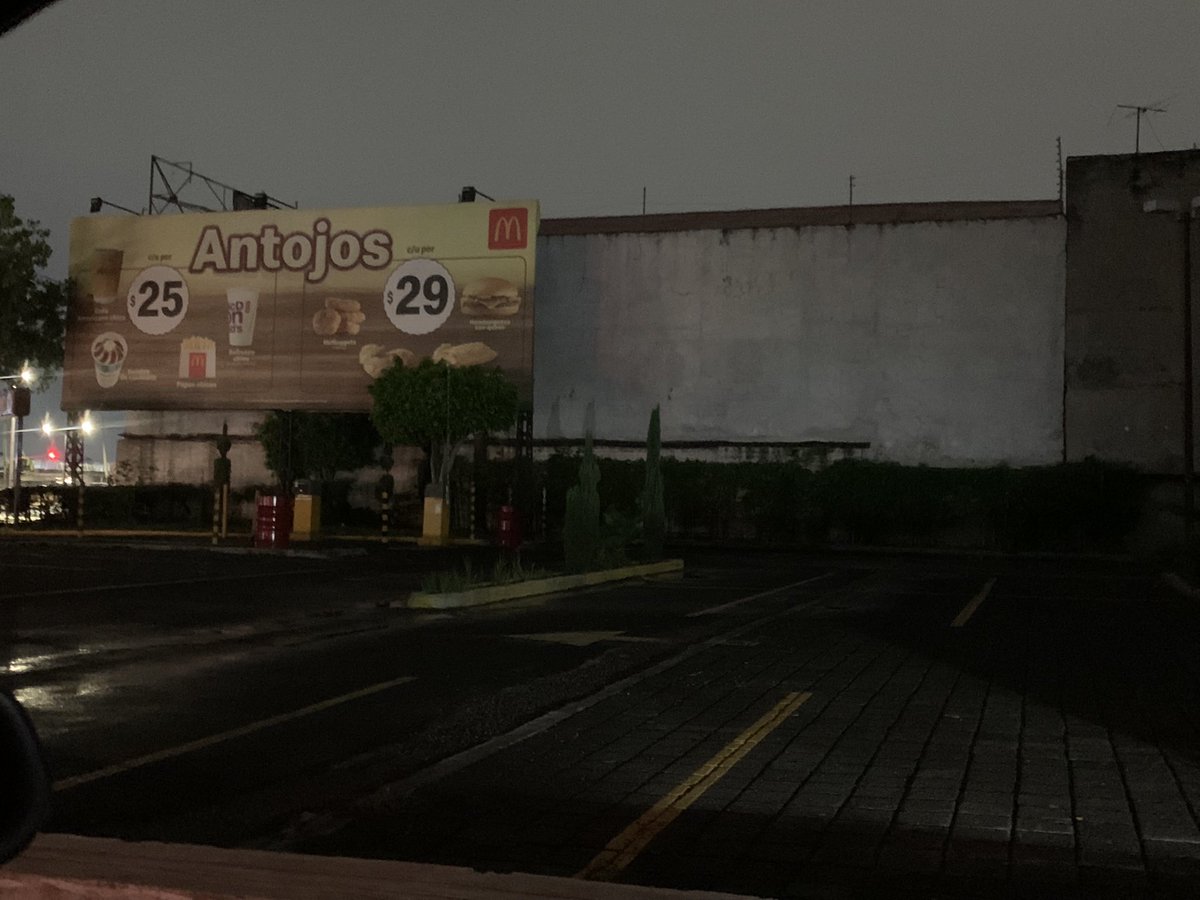 MPardinaz's tweet photo. @McDonaldsMexico la sucursal que está en boulevard puerto aéreo en la @ColMoctezumaDF en #cdmx aparte del mal servicio siempre está obscuro, es peligroso por qué hay gente en situación de calle en el estacionamiento y no hay nada de luz en la noche @A_VCarranza https://t.co/NZSFNKE9GC