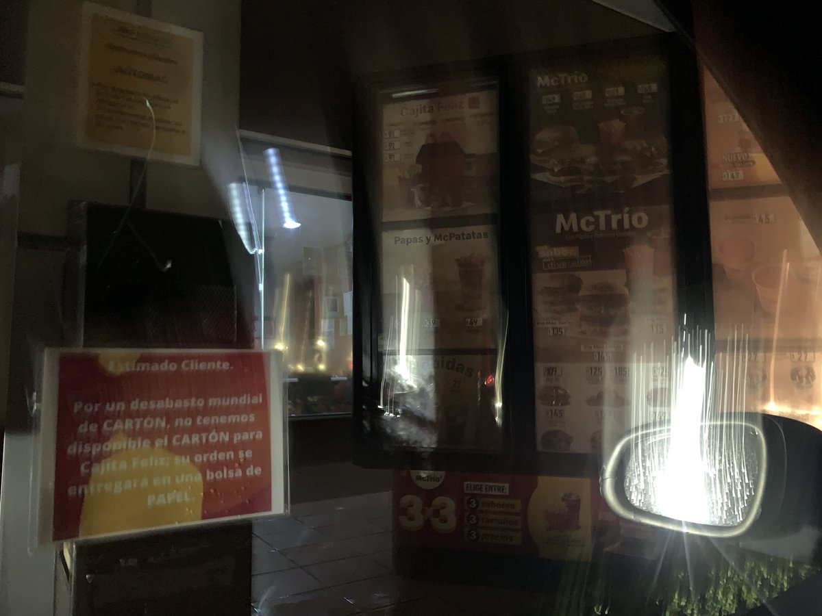 MPardinaz's tweet photo. @McDonaldsMexico la sucursal que está en boulevard puerto aéreo en la @ColMoctezumaDF en #cdmx aparte del mal servicio siempre está obscuro, es peligroso por qué hay gente en situación de calle en el estacionamiento y no hay nada de luz en la noche @A_VCarranza https://t.co/NZSFNKE9GC