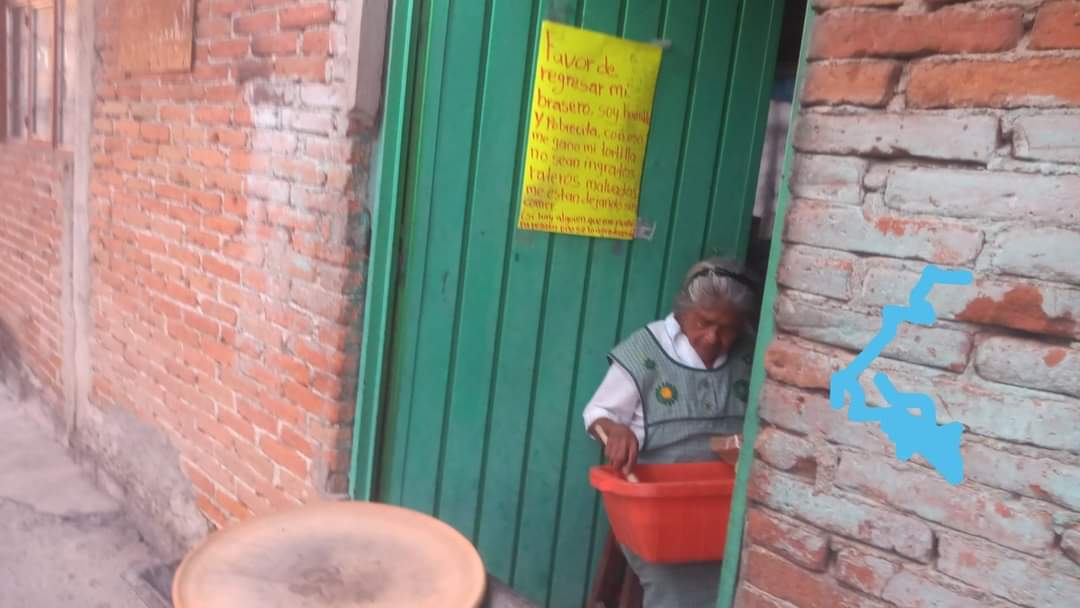 laredcincoradio's tweet photo. #PorSiNoLoViste 👩🏼‍🦳Mujer de la tercera edad coloca anuncio en su puerta en la colonia Coatepec pidiendo que le regresen el brasero que le robaron, la historia se compartió en redes y varias personas le han 🙏🏼ofrecido ayuda 
#LaRedCincoRadio https://t.co/Uhbf8UAdKd