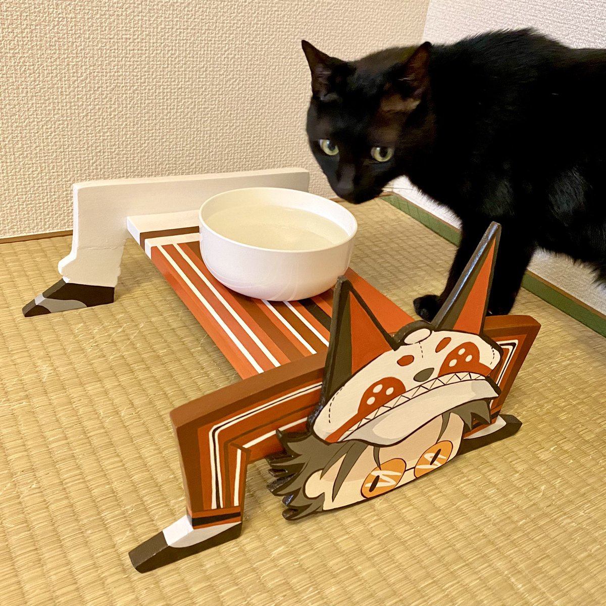 pirafu_em's tweet photo. I made a cat drinking table!🦊🪵🔨🎨

#MystArt #にじさんじ工作部 #cat #DIY https://t.co/KQsmAleBwL