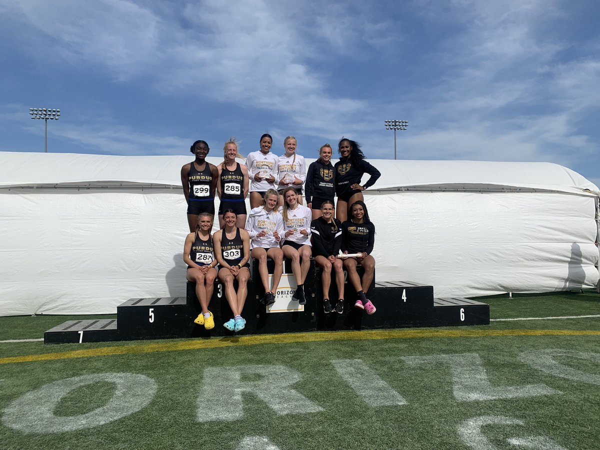 OaklandTrackXC's tweet photo. The ladies take 2nd in the 4x400 relays #defendtheden https://t.co/UumxPsPKYY