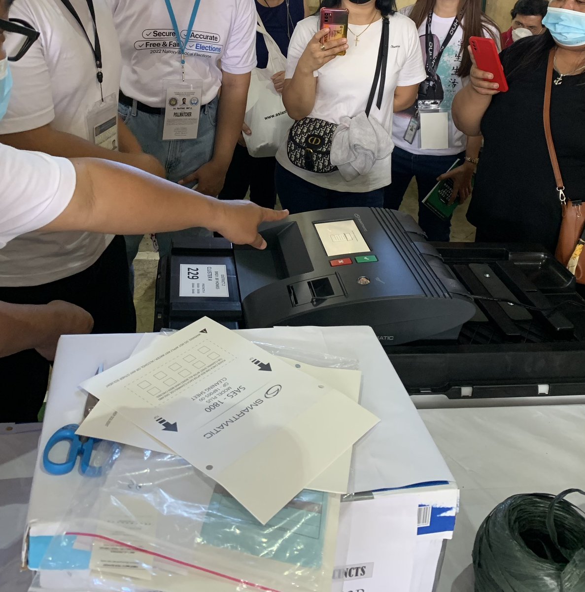 ndinoelection22's tweet photo. LOOK: At Brgy. BF Homes, Parañaque City, faulty VCM machine causes an almost hour-long delay in voting. Upon inserting ballots in the VCM, the ballots are immediately sent back out without being read. #PHVote #WeDecide @MovePH https://t.co/Fp7sHsy4k5