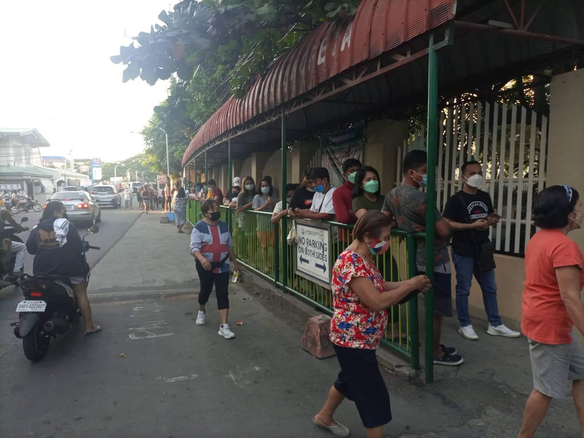 gelotintin's tweet photo. LOOK: Registered voters line up early at their voting precincts at Amaya Elementary School, Tanza, Cavite.

📷: Jaybee Santiago | @INQVolunteers #INQVolunteer #VotePH https://t.co/fiwotkVq1u