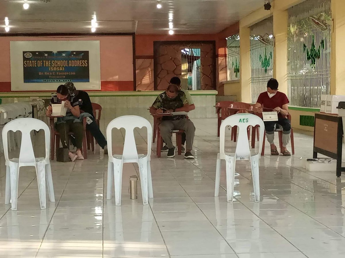 gelotintin's tweet photo. LOOK: Registered voters line up early at their voting precincts at Amaya Elementary School, Tanza, Cavite.

📷: Jaybee Santiago | @INQVolunteers #INQVolunteer #VotePH https://t.co/fiwotkVq1u