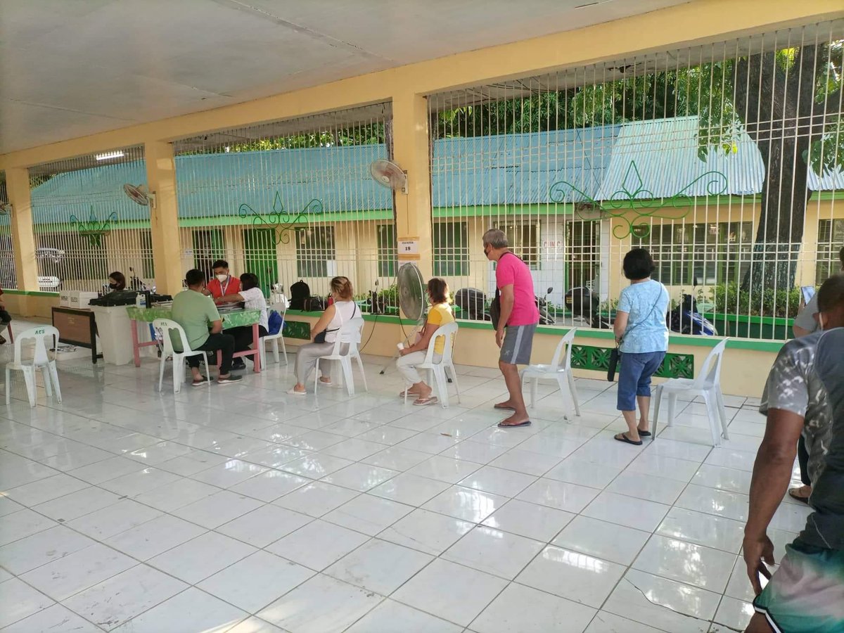 gelotintin's tweet photo. LOOK: Registered voters line up early at their voting precincts at Amaya Elementary School, Tanza, Cavite.

📷: Jaybee Santiago | @INQVolunteers #INQVolunteer #VotePH https://t.co/fiwotkVq1u