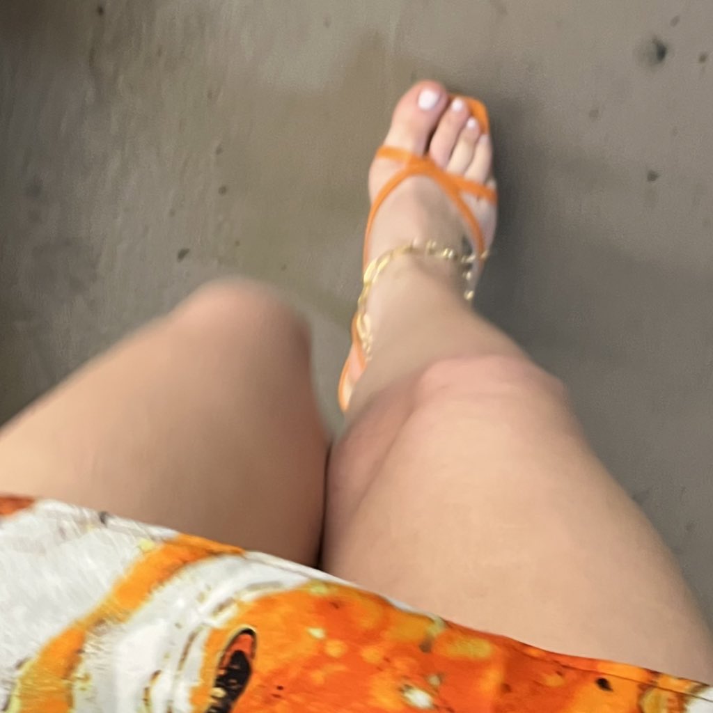 on the move 🔒 foot fetish findom | pretty feet | white toes | bdsm feet toes anklet paypig bitcoin btc cashap