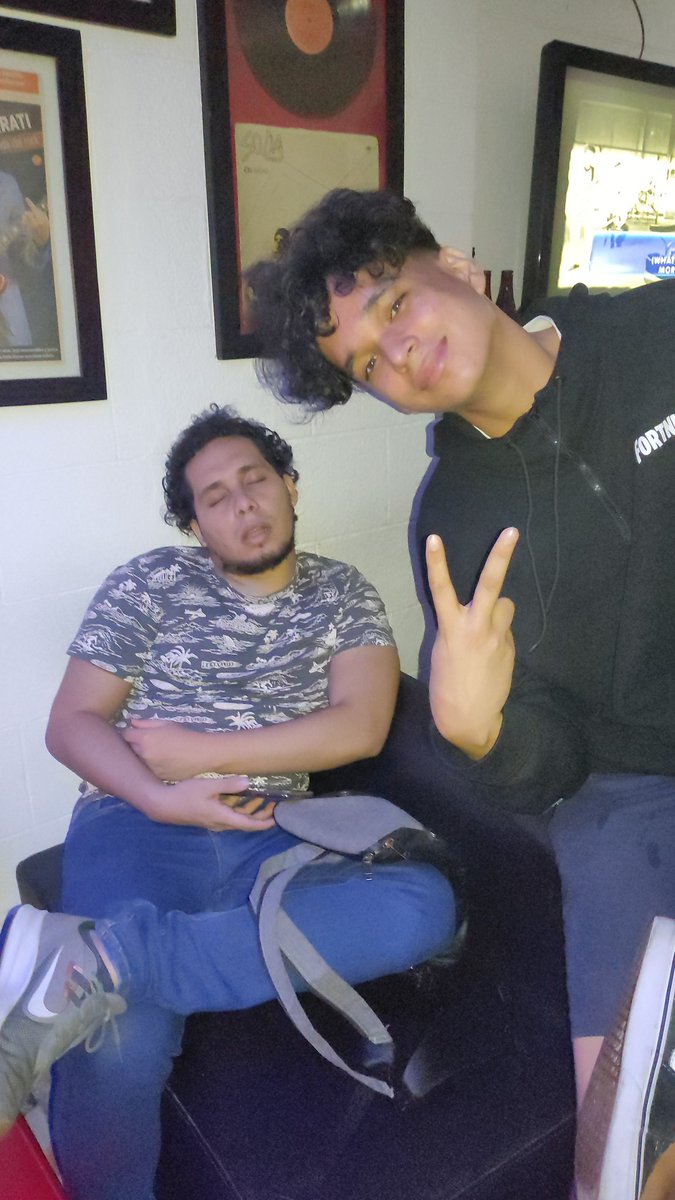 Orrrlando21's tweet photo. - salgamos y hacemos algo tranqui
-3 Doritos después... Jajajajajaja https://t.co/RknGTeeGBM