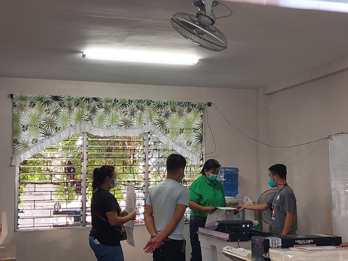 EvaVisperas's tweet photo. Former Dagupan City mayor Belen Fernandez was among the early birds to cast her vote at the West Central Elementary School. She is making a comeback versus Mayor Brian Lim https://t.co/9fH2Z0FBrh