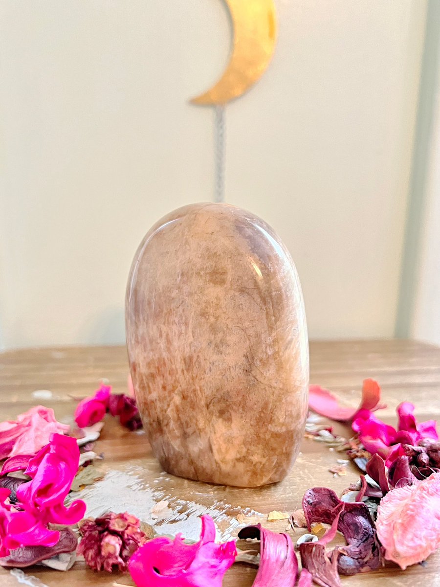 Annabtlouise's tweet photo. This beautiful Peach 🍑 Moonstone 🌙 still needs its forever home! Make sure to check the comments below to see a video of the flash🤩 https://t.co/yvdWov42VV or DM!🤍✨ comes with an info cutout plus a free little gift!🤍✨same/next day shipping! https://t.co/xY7uijFFJL