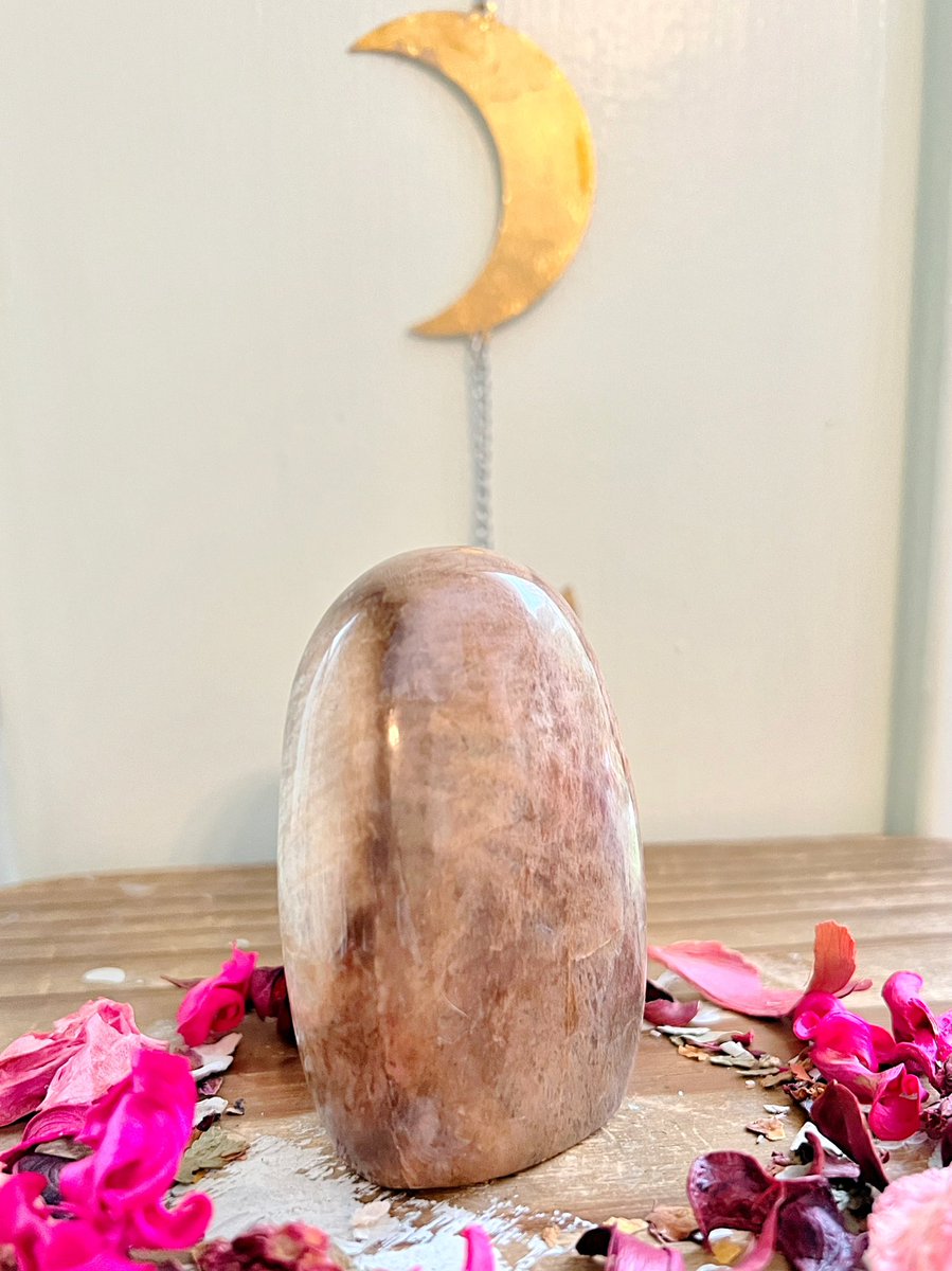 Annabtlouise's tweet photo. This beautiful Peach 🍑 Moonstone 🌙 still needs its forever home! Make sure to check the comments below to see a video of the flash🤩 https://t.co/yvdWov42VV or DM!🤍✨ comes with an info cutout plus a free little gift!🤍✨same/next day shipping! https://t.co/xY7uijFFJL