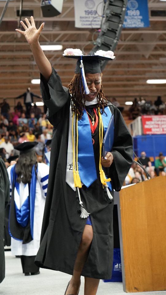 ecsuhistory's tweet photo. Congrats, Veronica! #classof2022 #choosehistory #vikingpride https://t.co/86HhyTY09Q