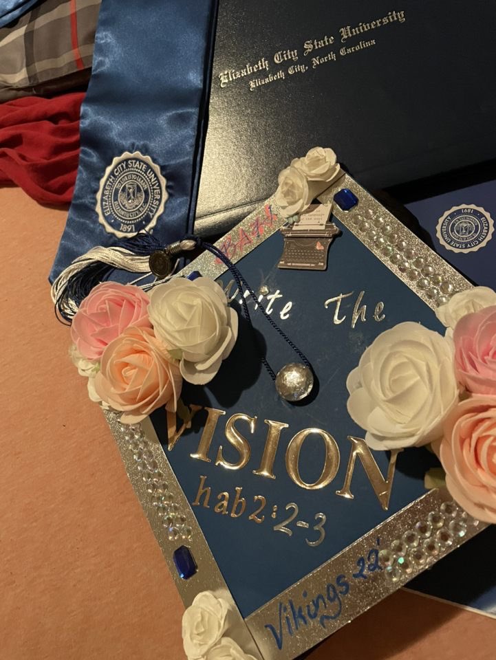 ecsuhistory's tweet photo. Congrats, Veronica! #classof2022 #choosehistory #vikingpride https://t.co/86HhyTY09Q