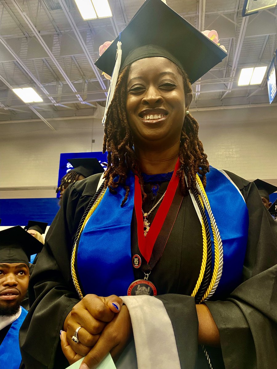 ecsuhistory's tweet photo. Congrats, Veronica! #classof2022 #choosehistory #vikingpride https://t.co/86HhyTY09Q