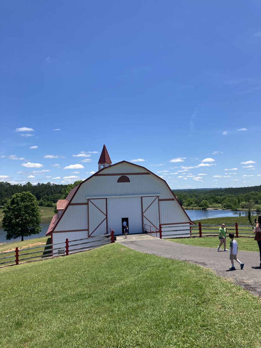 B_Po_Z's tweet photo. Beautiful day out here at hallmark farms. (Big barn and mansion off of I-65 in warrior) @spann #hallmarkfarms #onlyinalabama #alabamathebeautiful https://t.co/MfkQwG0dka